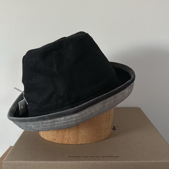 NWT Eugenia Kim Genie reversible Sara bucket hat silver velvet charcoal - Picture 4 of 6